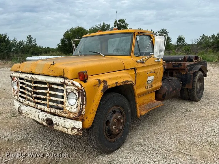 1978 Ford F600 flatbed truck