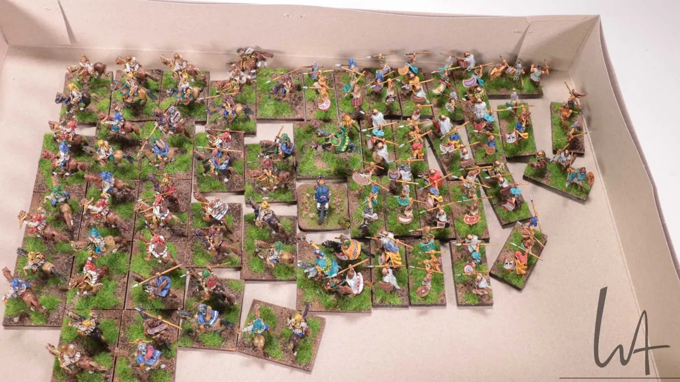 Large selection of what appears to be 15mm miniature figures including mounted riders, Gaelic and Ce