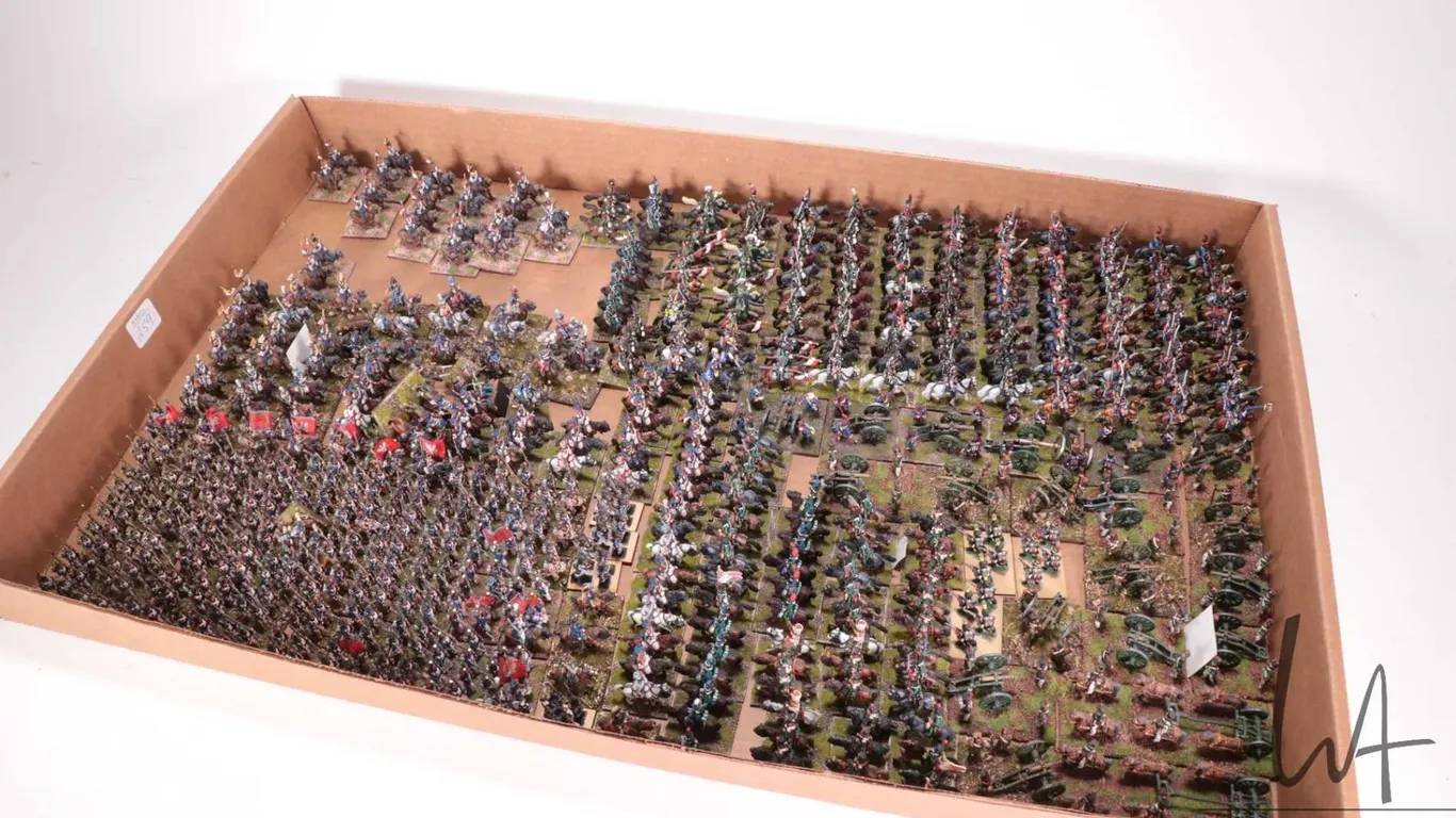 Large selection of what appears to be 15mm Napoleonic army including mounted calvary, infantry men,