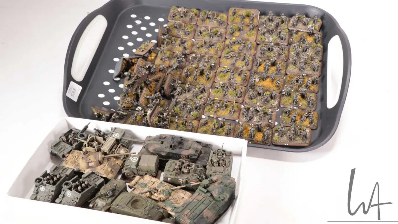 Large selection of what appears to be 15mm WWII military figures and vehicles including tanks, infan