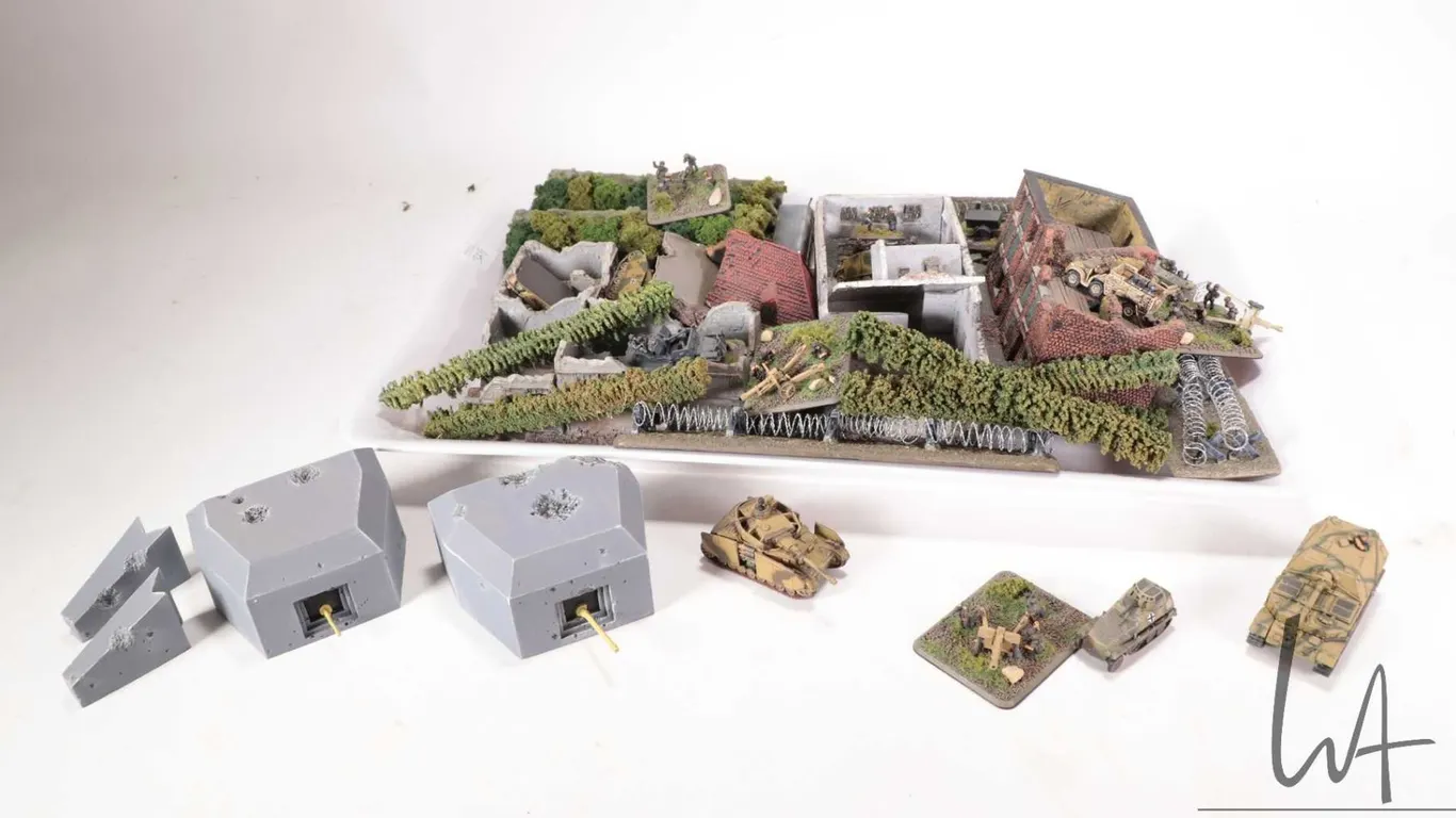 Large selection of what appears to be 15mm WWII military figures and vehicles including tanks, bases
