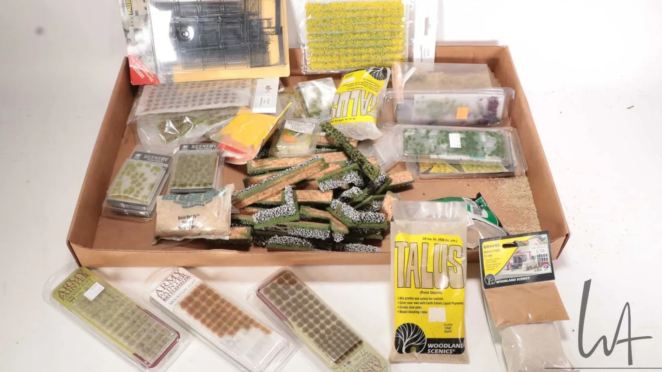 Selection of fencing, grass and scenery components
