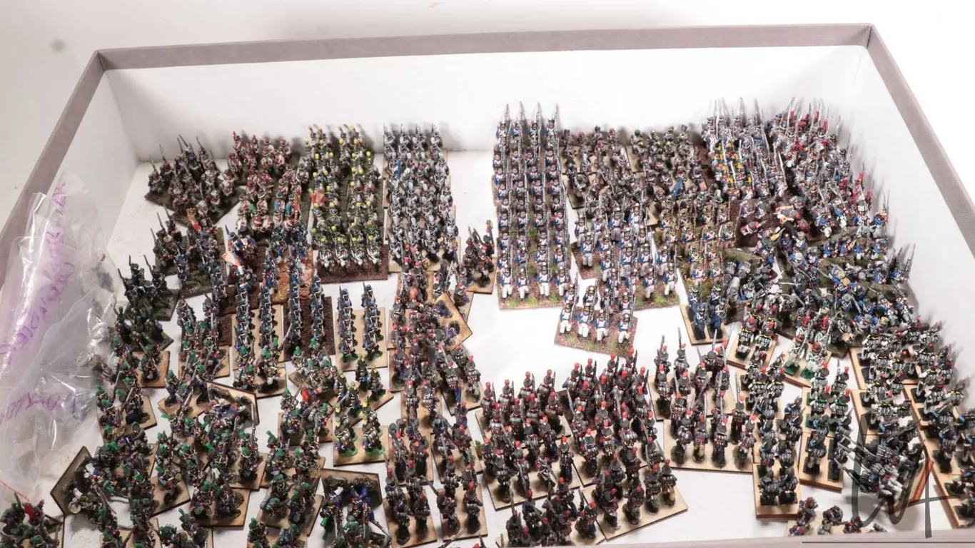 Large selection of what appears to be 15mm Napoleonic Fusiliers and Grenadiers. Approximately 590 in