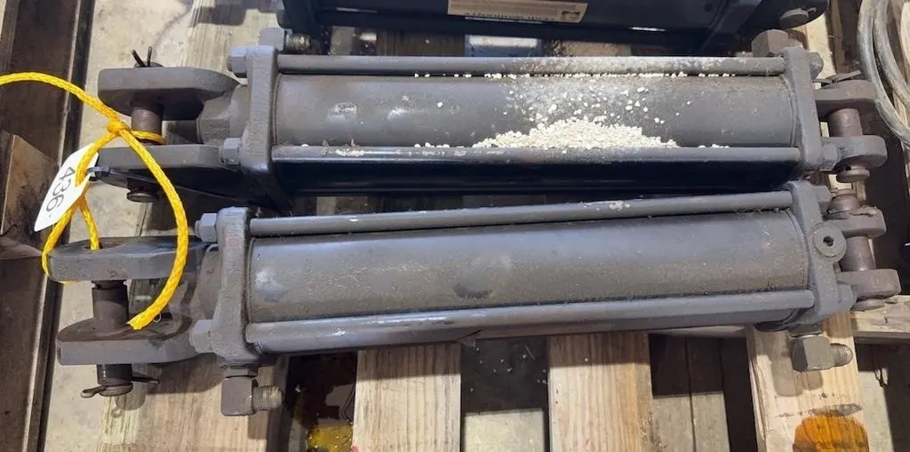Pair Hydraulic Cylinders