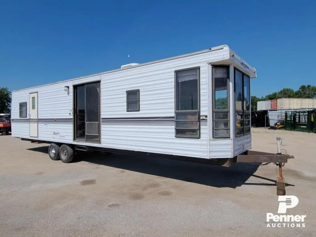 1992 40-FT Mallard Park Model Travel Trailer T/A