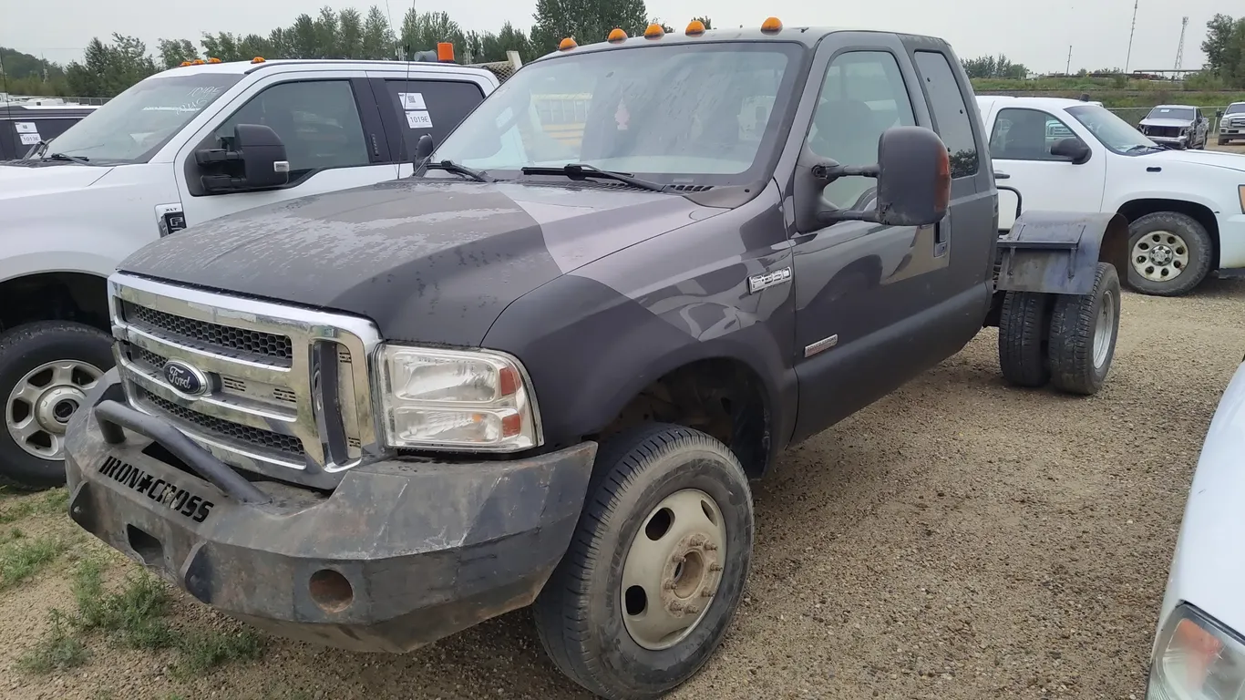 Non-Operable 2005 Ford F-350 Super Duty S/A Cab & Chassis