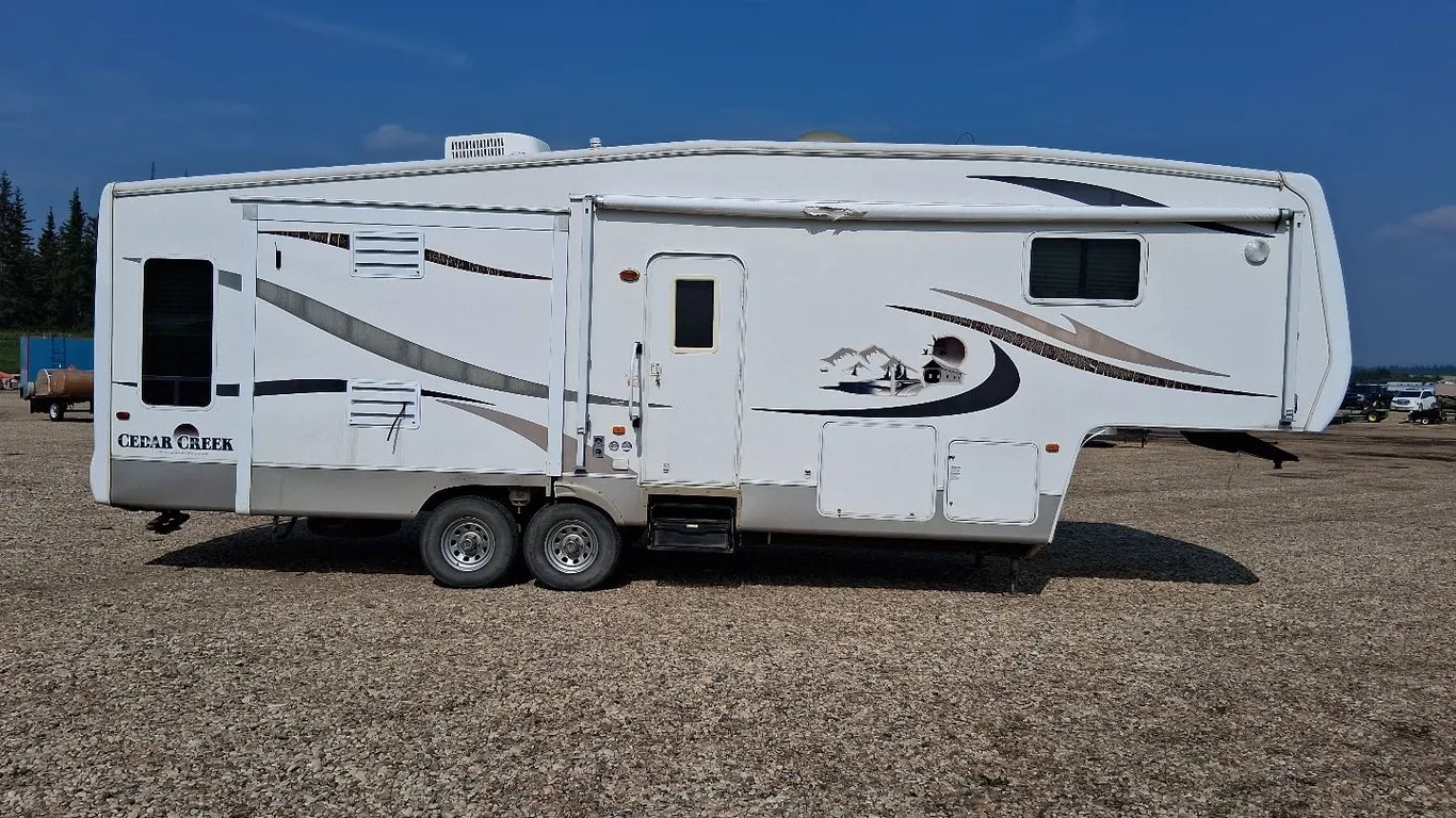 2004 Forest River 30 Foot Fifth Wheel RV