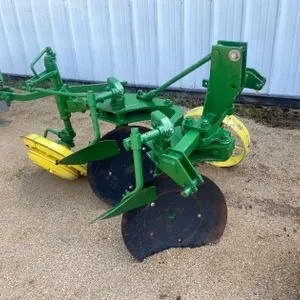 John Deere (2) Bottom Disc Plow