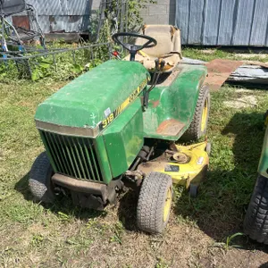 John Deere 318 Lawn Mower