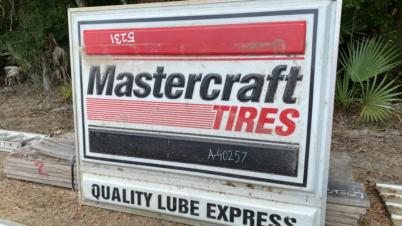 MASTER CRAFT TIRES, LIGHT UP SIGN