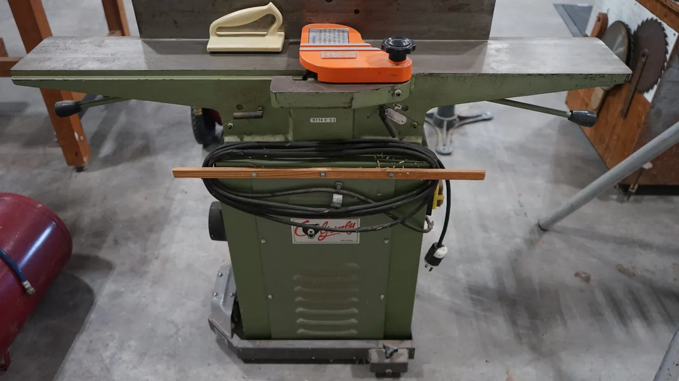 Grizzly 6" Jointer on Riding Stand 9114023