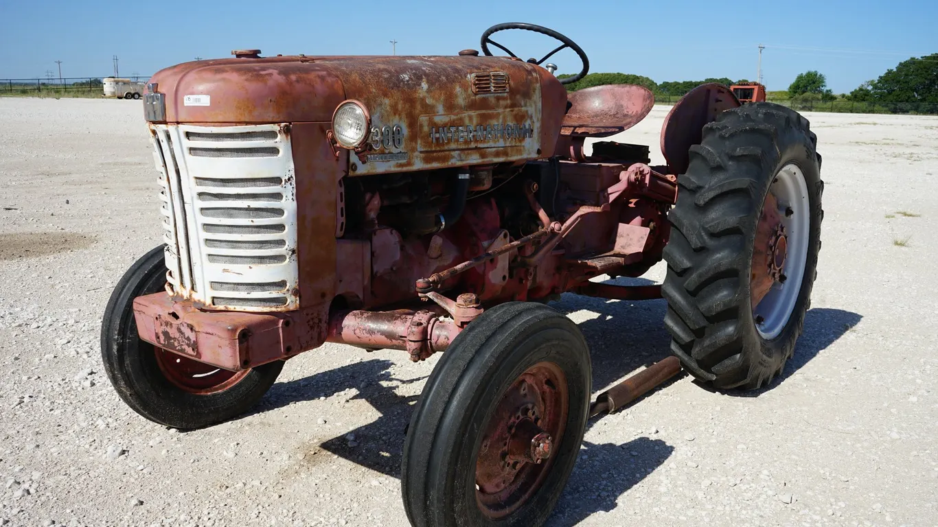 International 300 Utility Tractor