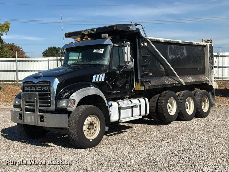 2017 Mack GU713 dump truck