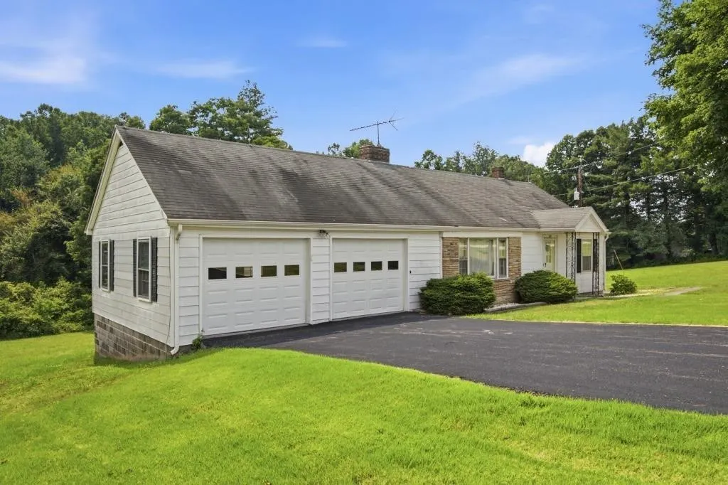 Country Home with Creek Frontage for Sale in WillA