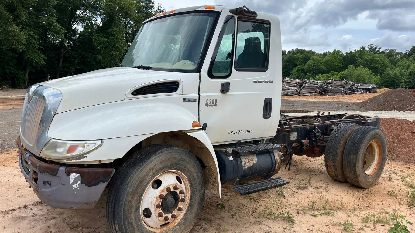 2006 INTERNATIONAL 4200 S/A CAB & CHASSIS VIN: 1HTMPAFP66H336532
