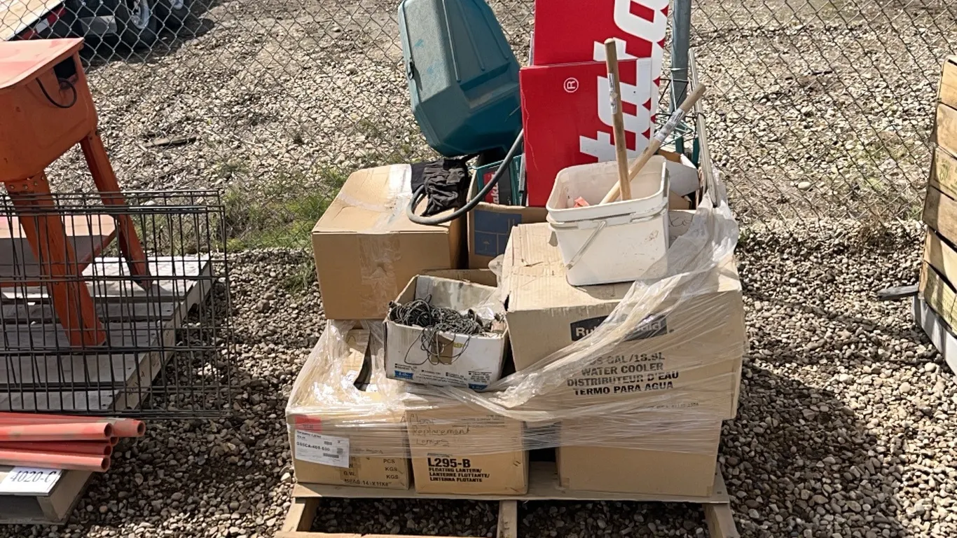 MAKITA CHAINSAW CASE, 5 - MAKITA SIGNS, ASSORTED WIRE RACK SHELVING, SAFETY GLASSES