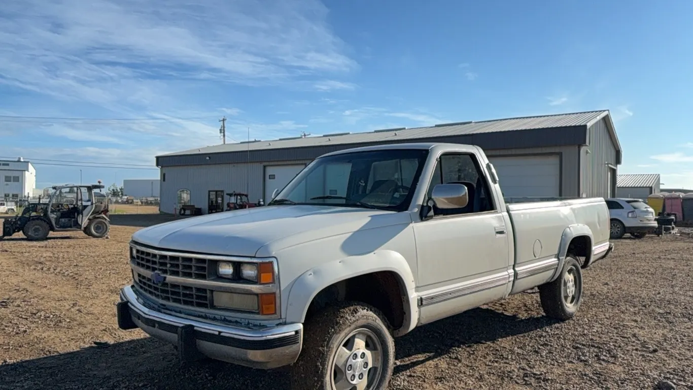 1989 CHEVROLET GMT-400 4WD TRUCK - VIN: 2GCEK14K8K1102896 - REGISTRATION IN OFFICE