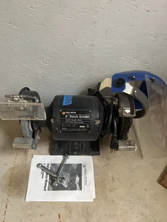 BLACK & DECKER BENCH GRINDER WITH EYE SHIELD