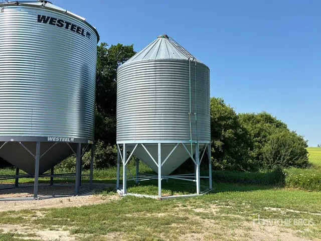 Goebel +/- 2100 bu 3 Ring Hopper Grain Bin