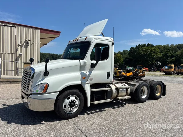 2017 Freightliner Cascadia 125 6x4 T/A Day Cab Truck Tractor