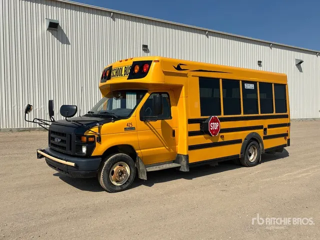 2017 Ford E-450 4x2 30-Seat Mini Bus