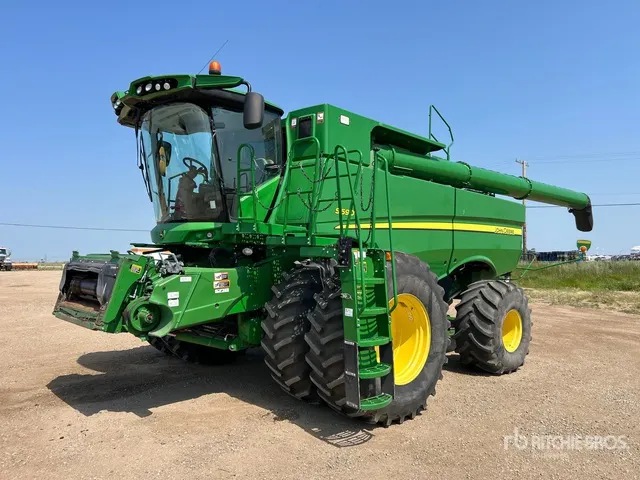 2017 John Deere S690 Combine Harvester