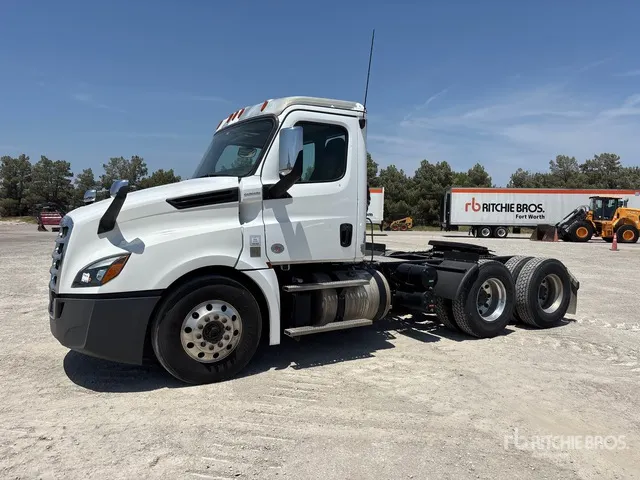 2019 Freightliner Cascadia 126 6x4 T/A Day Cab Truck Tractor
