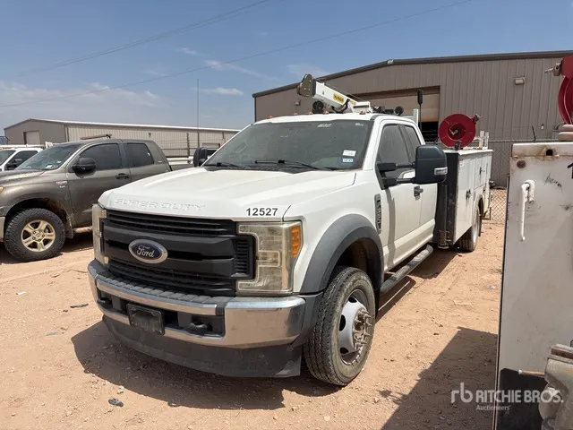 2017 Ford F-550 4x4 Extended Cab Service Truck