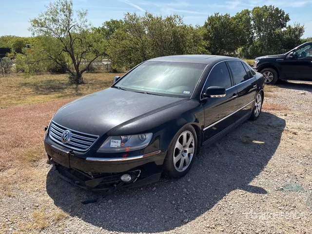 2004 Volkswagen Phaeton AWD Automobile (Inoperable)