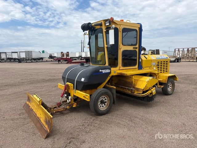 2015 Superior DT80-C Self-Propelled Broom