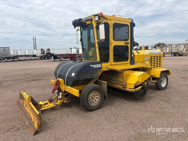 2015 Superior DT80-C Self-Propelled Broom
