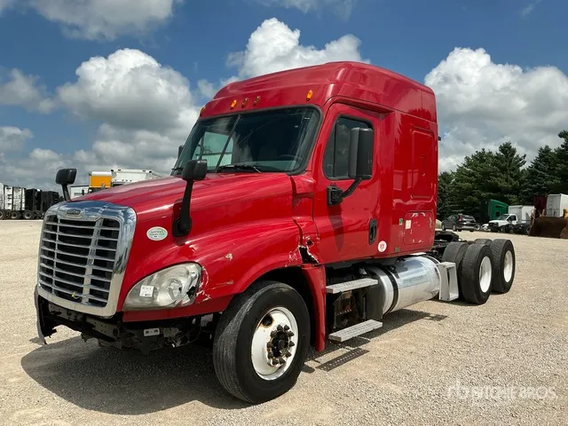 2015 Freightliner Cascadia 125 6x4 T/A Sleeper Truck Tractor