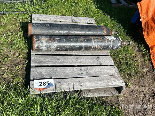 Quantity of 2 Oxygen Tanks