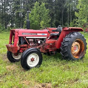 International 454 2WD Wide Front Antique Tractor (Inoperable)