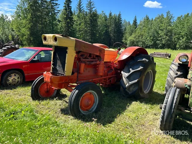 1961 Case 930 2WD Wide Front Antique Tractor (Inoperable)