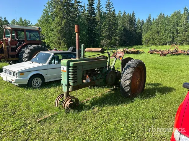 John Deere 2WD Narrow Front Antique Tractor
