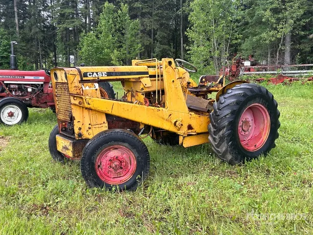 J.I. Case G530 Antique Tractor (Inoperable)