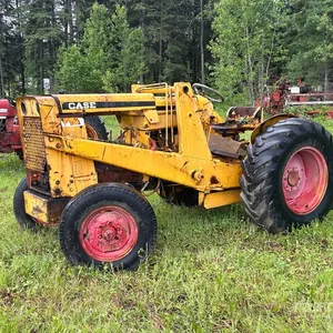 J.I. Case G530 Antique Tractor (Inoperable)