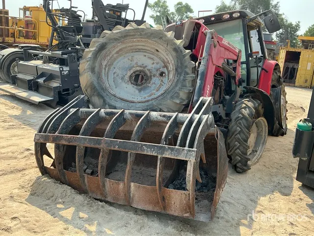 2013 Massey Ferguson 5460 4WD Tractor (Inoperable)