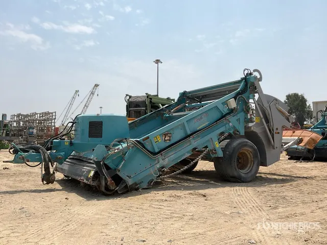 2019 Kassbohrer Gelandefahrzeug Beach Tech 2500 Tow-Behind Hydraulic Beach Cleaner - Fits Tractor