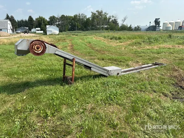 Seed King 9 in x 20 ft Drive-Over Transfer Grain Conveyor (Inoperable)
