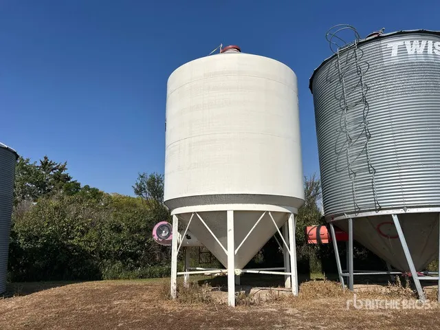 Meridian +/- 2000 bu Smooth Wall Hopper Grain Bin