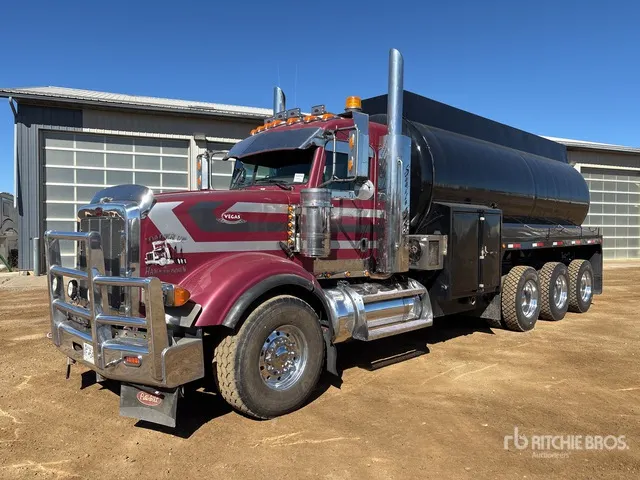 2013 Peterbilt 367 22000 L 8x6 Tanker Truck