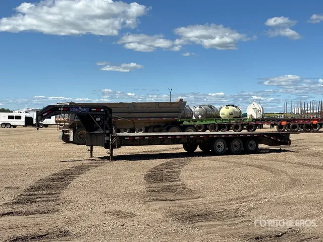 2017 Load Trail 30 ft Tri/A Gooseneck Equipment Trailer