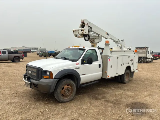 Altec AT235 35 ft on 2005 Ford F-550 XL 4x4 Bucket Truck