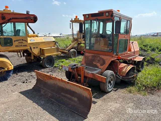 1997 Broce RJ300 Self-Propelled Broom