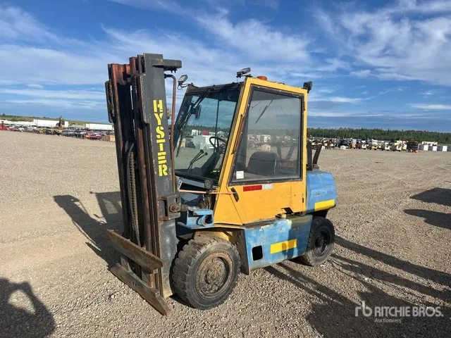Hyster 7150 lb Pneumatic Tire Forklift (Inoperable)