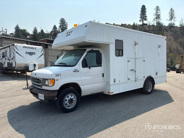 2002 Ford E-450 4x2 Utility Truck