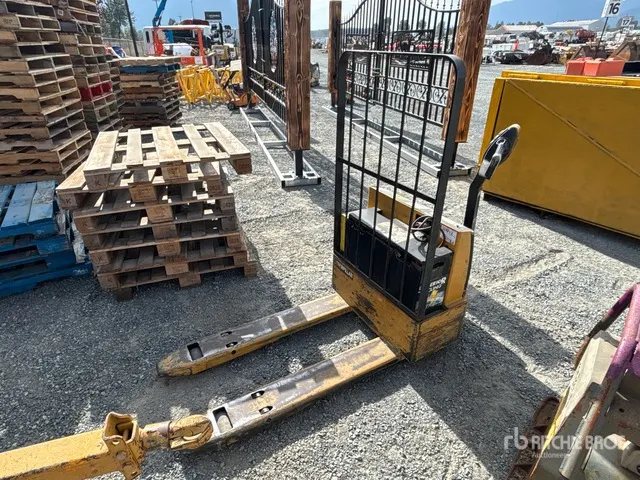 2004 Cat NPP40 4000 lb Electric Pallet Jack