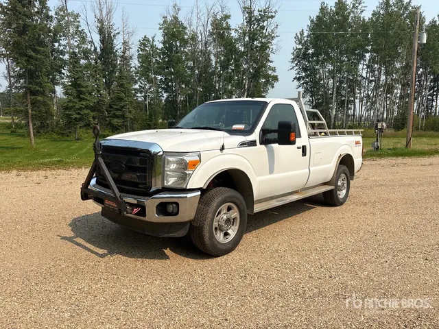 2015 Ford F350 Super Duty XLT 4x4 Pickup